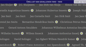 Webpagina van de website Erelijst van gevallenen, op de pagina staan namen van gevallenen vergezeld soms met een witte bloem er bij. 