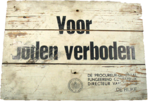 Houtenbord op foto met tekst: Voor Joden Verboden. 