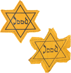 Twee gele stoffen jodensterren met de davidsster en het woord jood er in geschreven. 